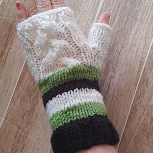 NEW white green black  handknit cable pattern mittens hand warmers mittens